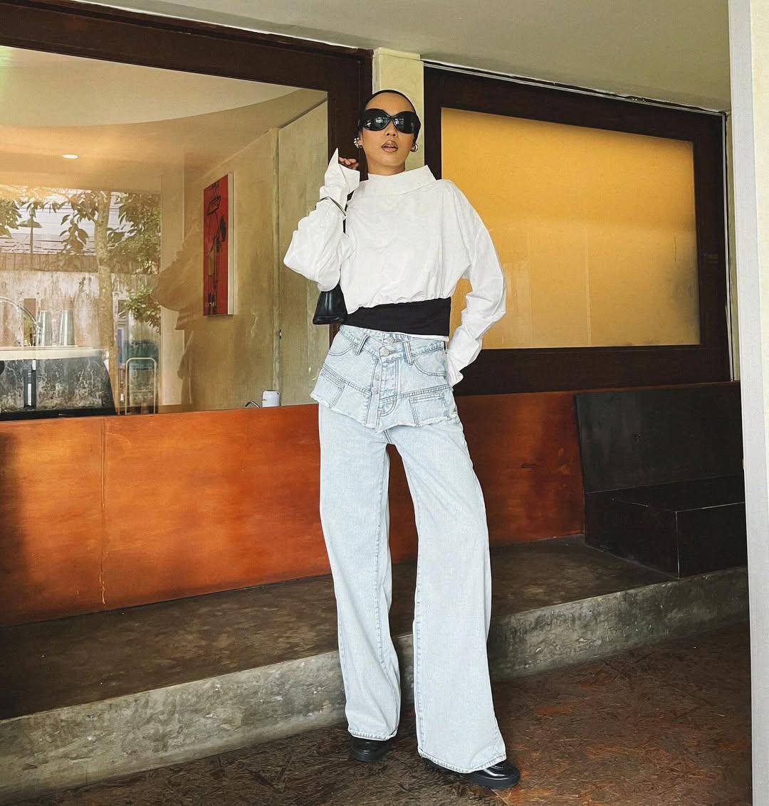 inspirasi padu padan celana jeans ala Vira Tandia (instagram.com/viratandia)