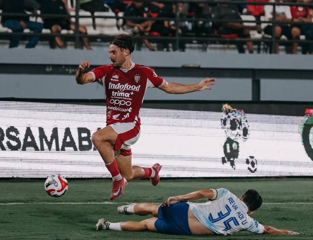 Thijmen Goppel (merah) menghindari hadangan pemain PSIM Yogyakarta (putih). (Instagram.com/baliunitedfc)