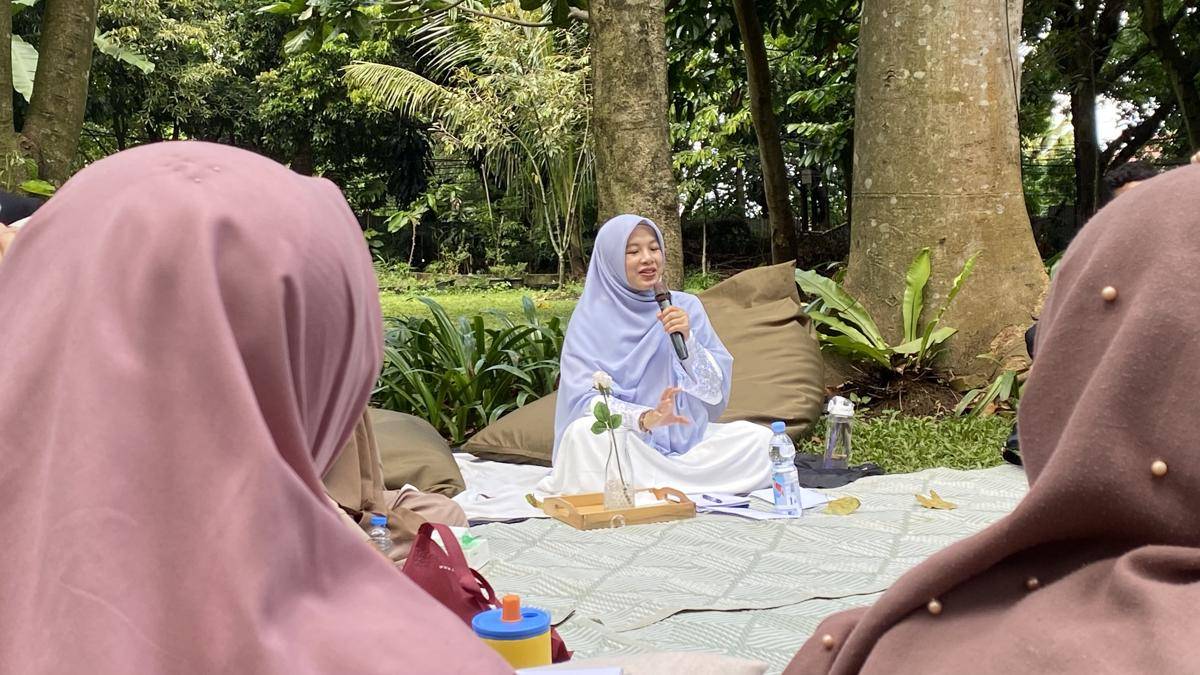 Ustadzah Desi sebagai emotional mental therapist (IDN Times/Siti Fatimah)