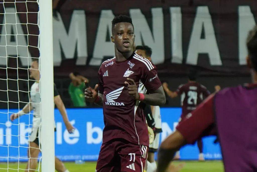 Striker PSM Makassar, Abu Kamara, saat merayakan gol yang ia cetak ke gawang Persija Jakarta dalam laga pekan ke-6 BRI Super League 2025/2026 yang berlangsung di Stadion BJ Habibie Parepare pada 21 September 2025. (Instagram.com/psm_makassar)