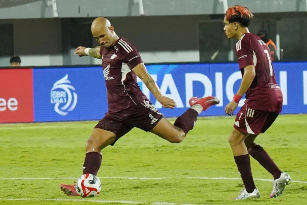 Gelandang PSM Makassar, Savio Roberto, saat akan melepas tendangan bebas berbuah gol ke gawang Persija Jakarta dalam laga pekan ke-6 BRI Super League 2025/2026 yang berlangsung di Stadion BJ Habibie Parepare pada 21 September 2025. (Instagram.com/psm_makassar)