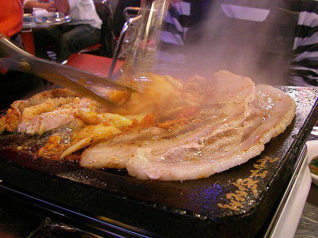 ilustrasi membalik daging (commons.wikimedia.org/Hajime NAKANO)