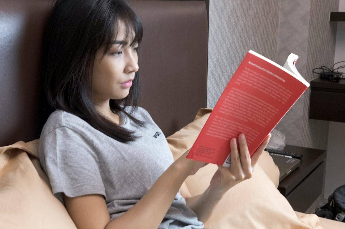ilustrasi membaca buku