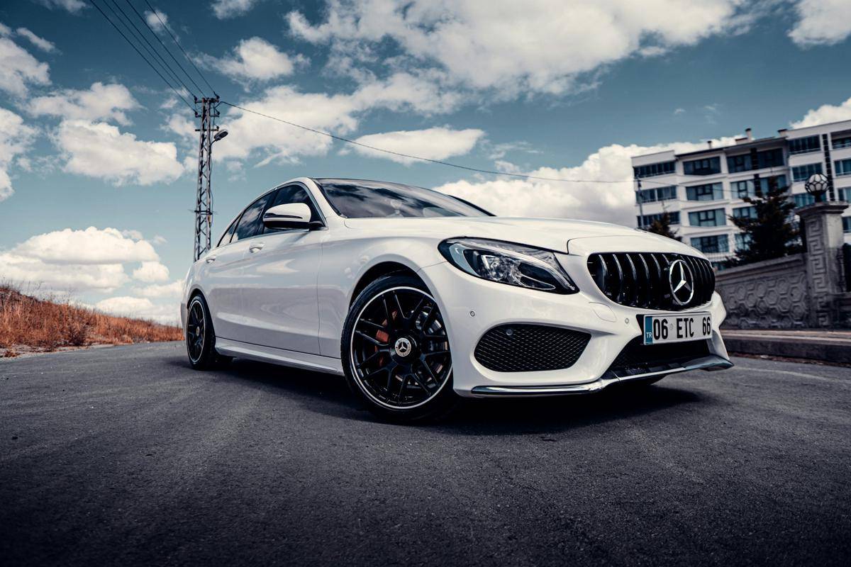 Mercedes-Benz. (unsplash.com/oguzyagiz)