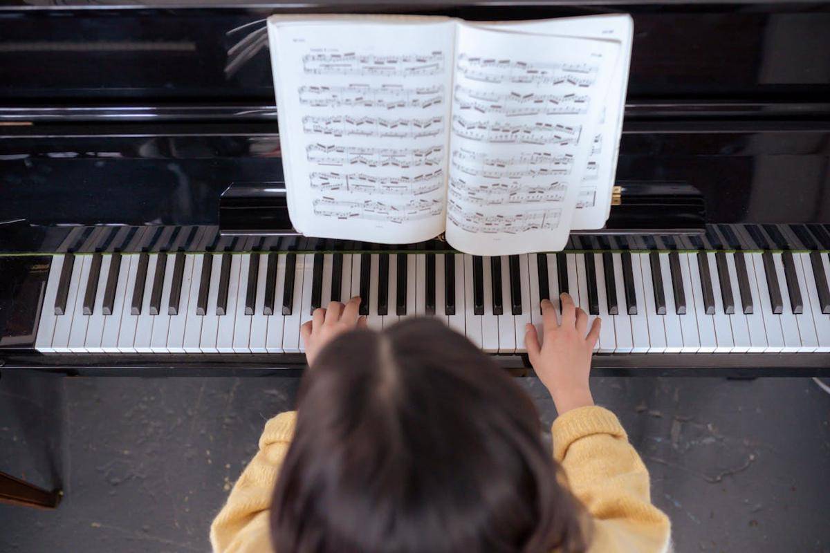 ilustrasi belajar piano (pexels.com/Charles Parker)