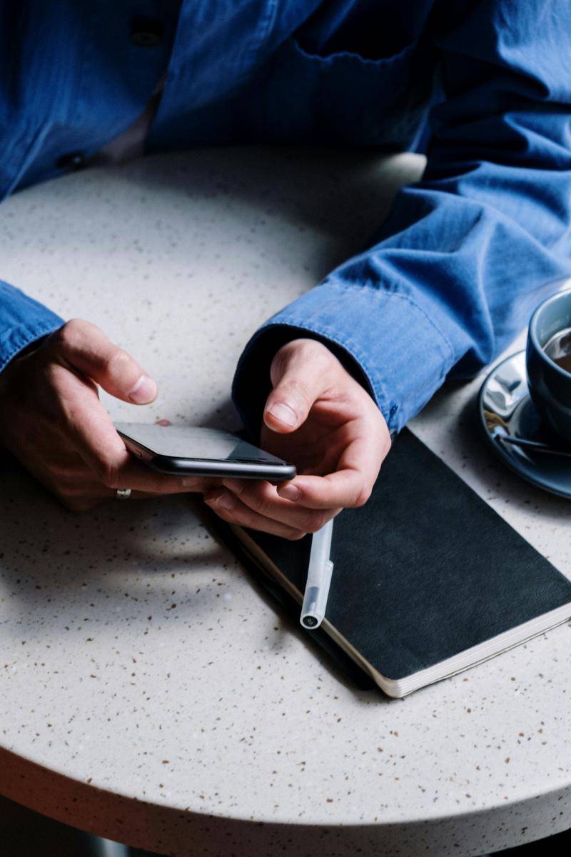ilustrasi tangan iphone buku catatan notes (pexels.com/cottonbro studio)