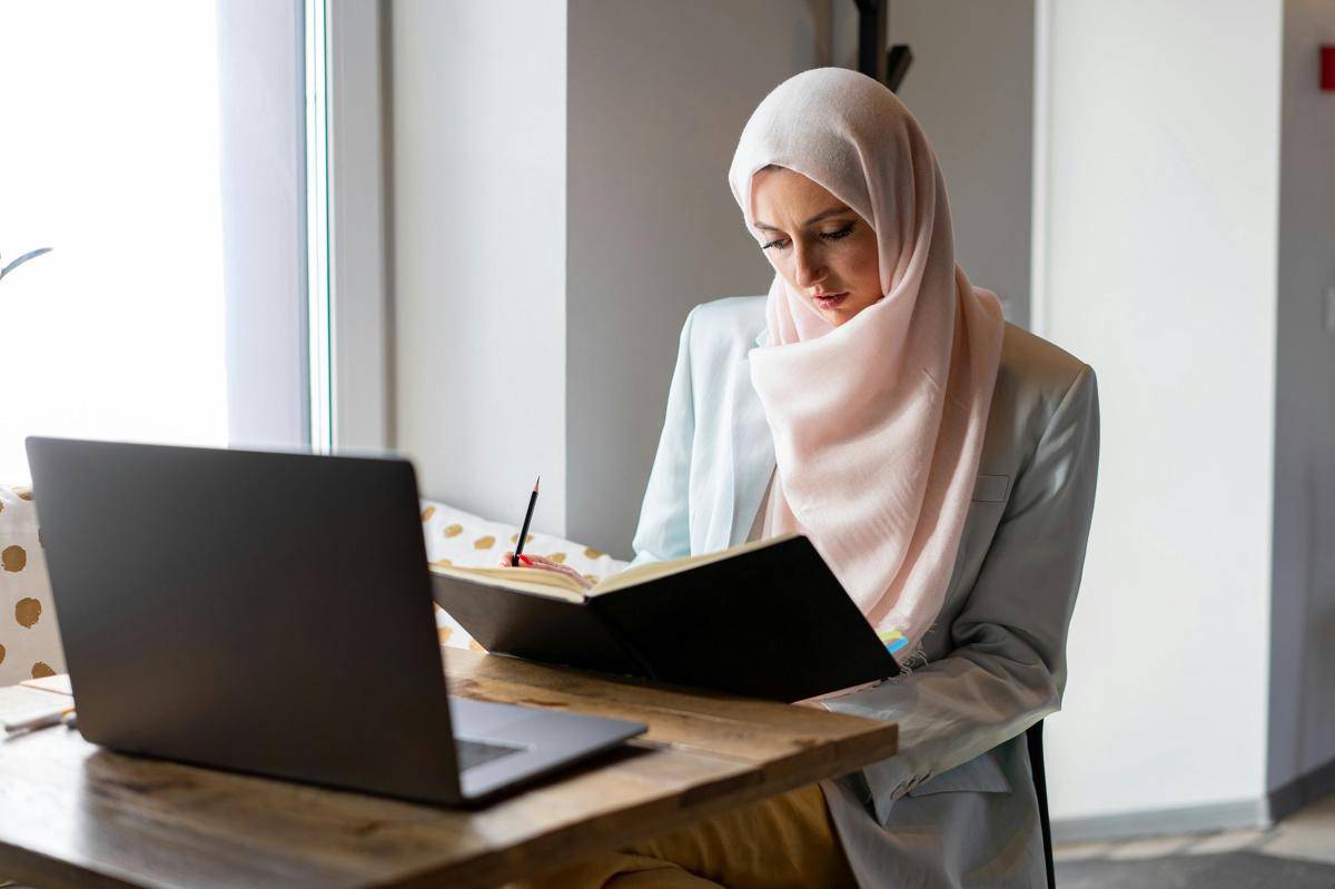 ilustrasi membaca buku di depan laptop