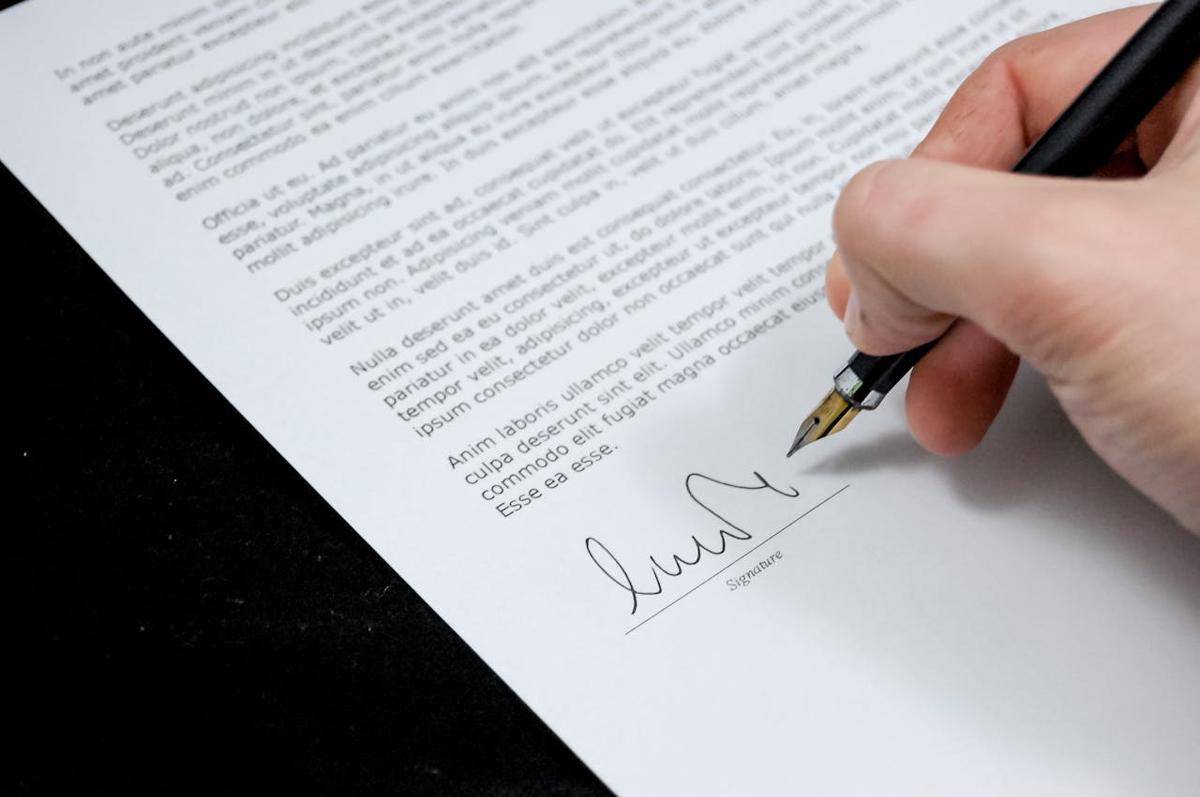 ilustrasi menandatangani surat resign (pexels.com/Pixabay)