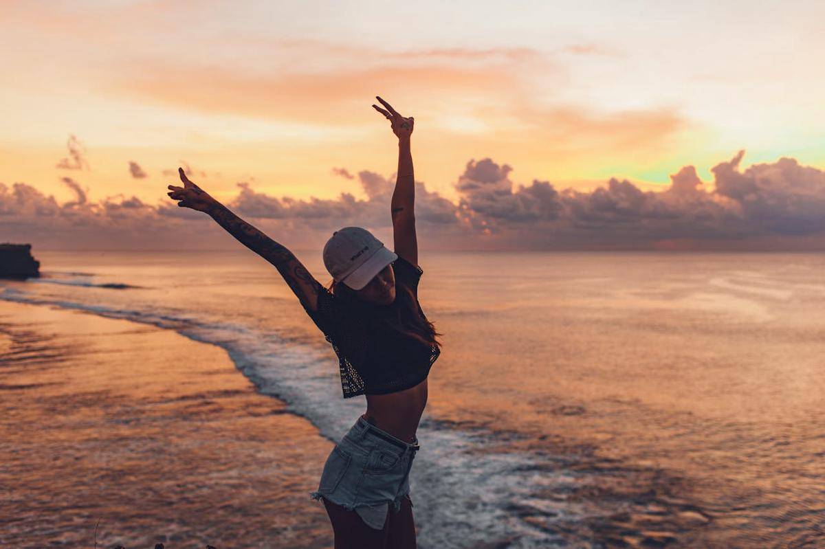ilustrasi menikmati sunset (pexels.com/ROMAN ODINTSOV)