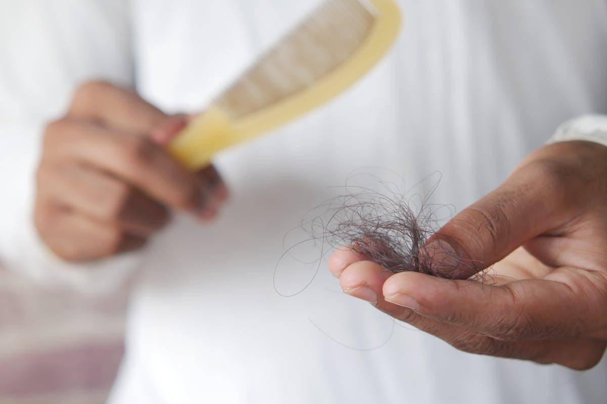 ilustrasi tanda rambut rontok yang akan tumbuh kembali (pexels.com/Towfiqu barbhuiya)