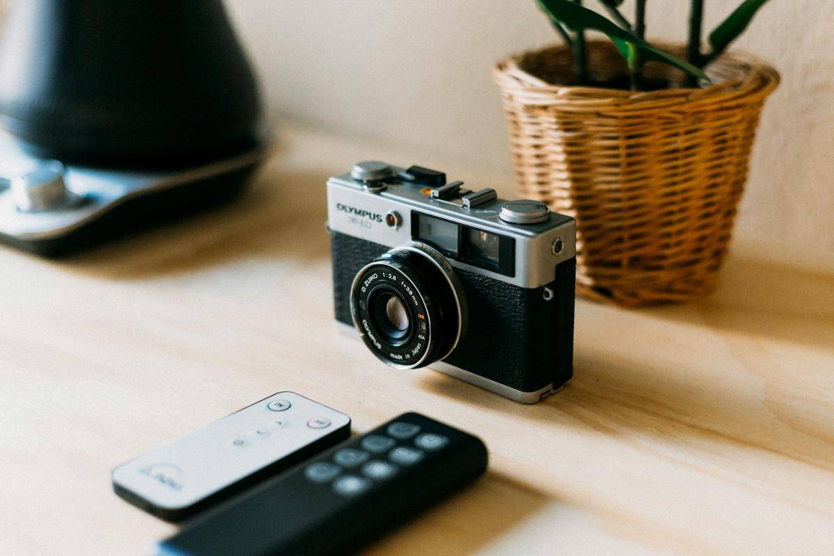 ilustrasi kamera rangefinder (unsplash.com/Ryan Spaulding)