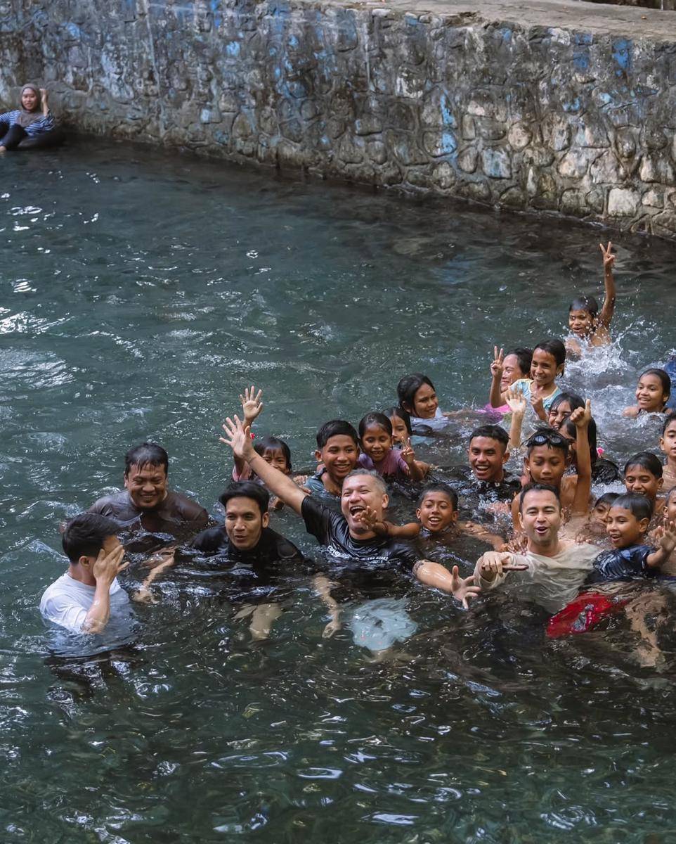 potret The Duda's-1 berenang di mata air Oemau