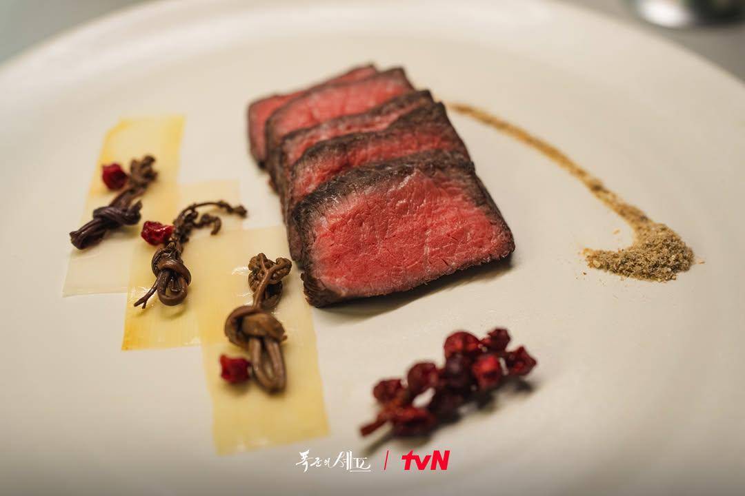 ilustrasi makanan pada drama Bon Appetit, Your Majesty yang dimasak dengan teknik sous vide 