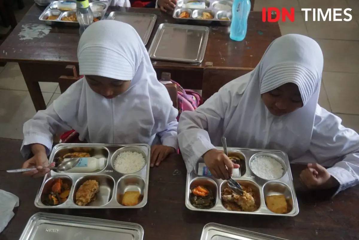 Ilustrasi pelaksanaan Makan Bergizi Gratis (MBG) (IDN Times/Tunggul Damarjati)