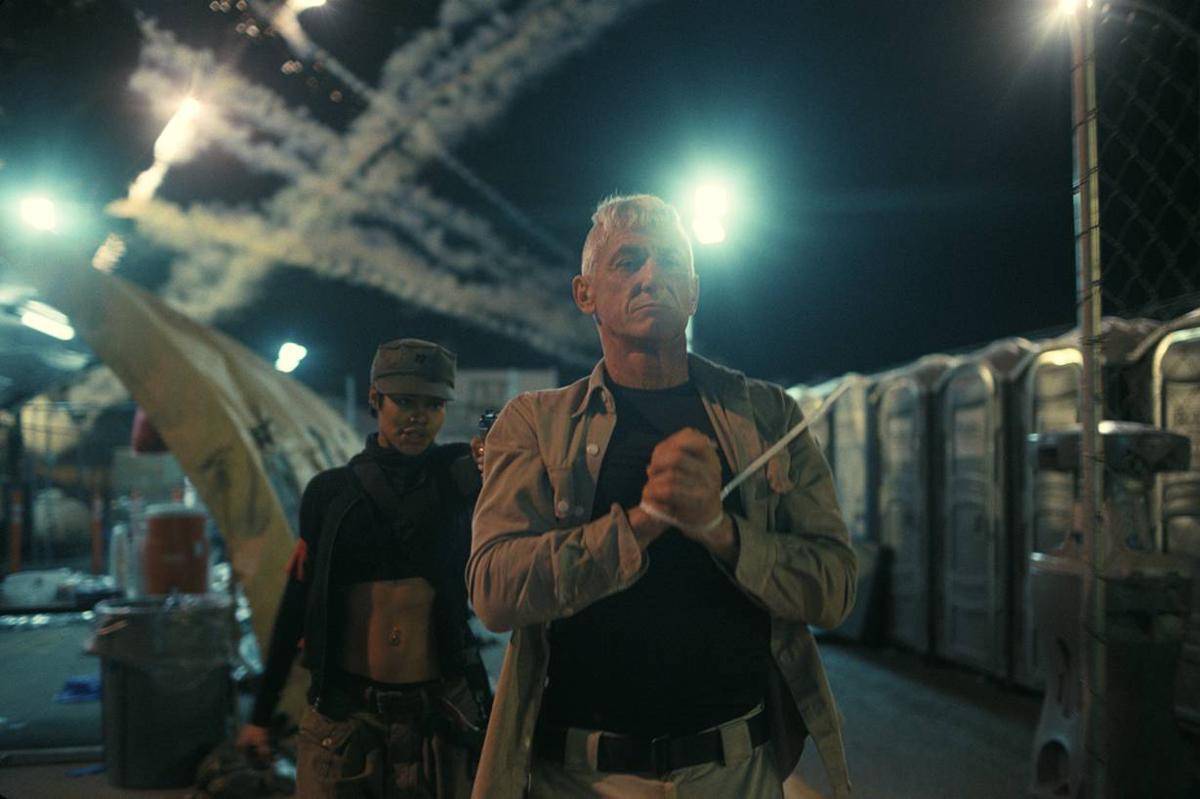 Sebuah film thriller-politik radikal yang sindir police state.jpeg