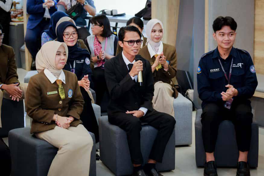 Mahasiswa Poltekpar Makassar menyampaikan aspirasi dan gagasan pengembangan pariwisata kepada Menteri Pariwisata Widiyanti Putri Wardhana dalam agenda Ngobrol Bareng 30 Mahasiswa di Kampus Poltekpar, Sabtu (20/9/2025). (Dok. Biro Komunikasi Kementerian Pariwisata)