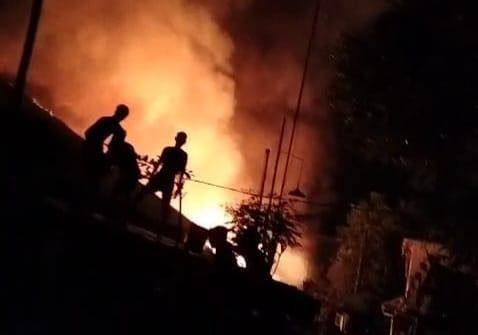 Kebakaran hebat melanda kawasan padat penduduk di Jl. Teluk Bayur, Kelurahan Maccini Sombala, Kecamatan Tamalate, Makassar, Sulawesi Selatan, Sabtu malam (20/9/2025). Dok. IDN Times/BPBD Makassar