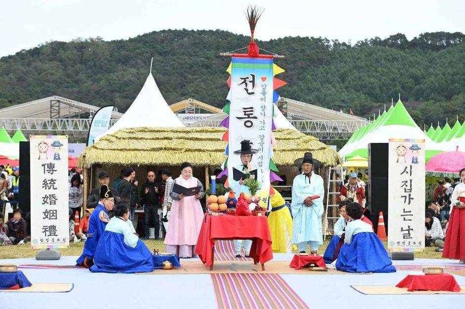 Potret acara Anseong Namsadang Baudeogi Festival di Anseong, Korea Selatan