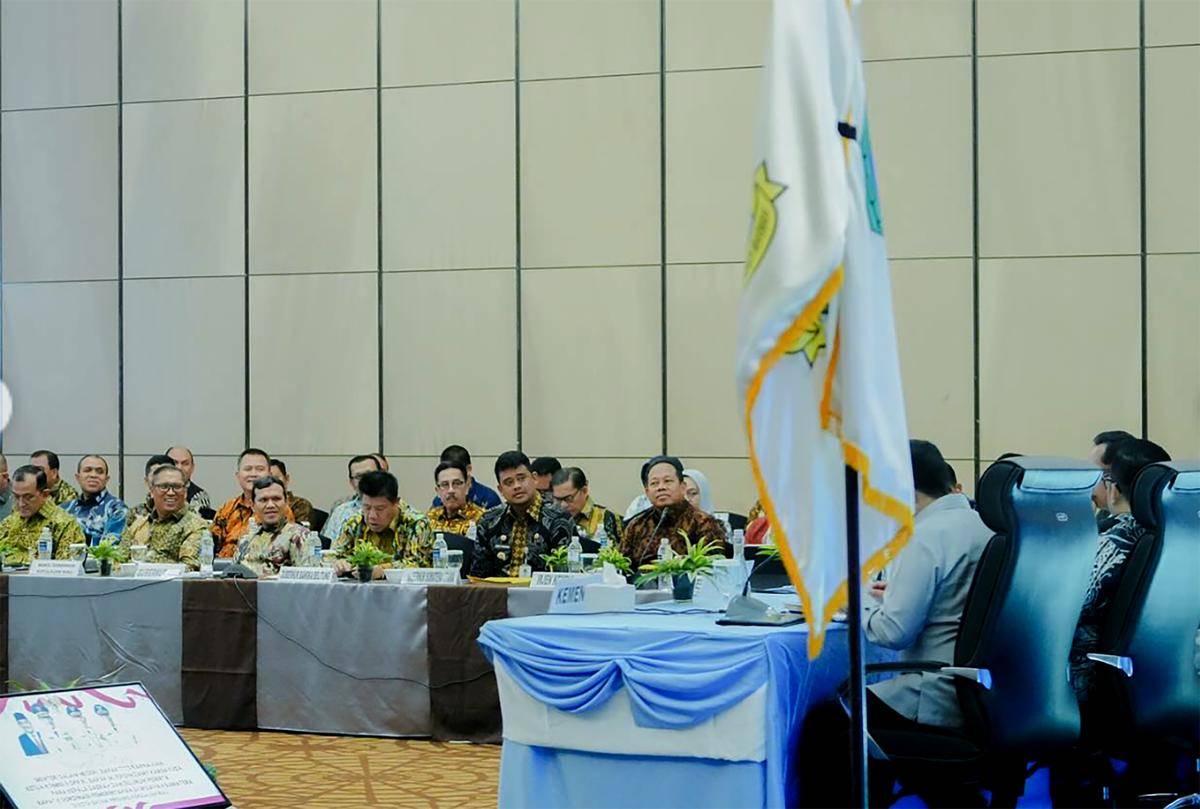 Foto Gubsu Rakor Gubernur se Sumatera di Batam (4).jpg