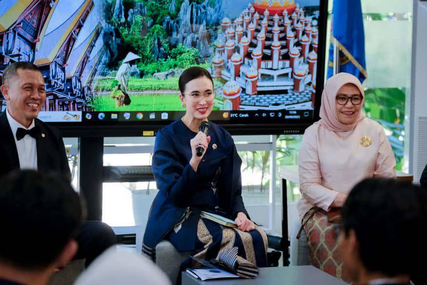 Menteri Pariwisata Widiyanti Putri Wardhana berdialog dengan mahasiswa Poltekpar Makassar dalam agenda Ngobrol Bareng 30 Mahasiswa di Kampus Poltekpar, Sabtu (20/9/2025). (Dok. Biro Komunikasi Kementerian Pariwisata) 
