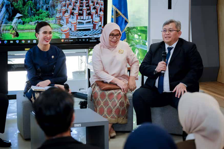 Menteri Pariwisata Widiyanti Putri Wardhana berdialog dengan mahasiswa Poltekpar Makassar dalam agenda Ngobrol Bareng 30 Mahasiswa di Kampus Poltekpar, Sabtu (20/9/2025). (Dok. Biro Komunikasi Kementerian Pariwisata)