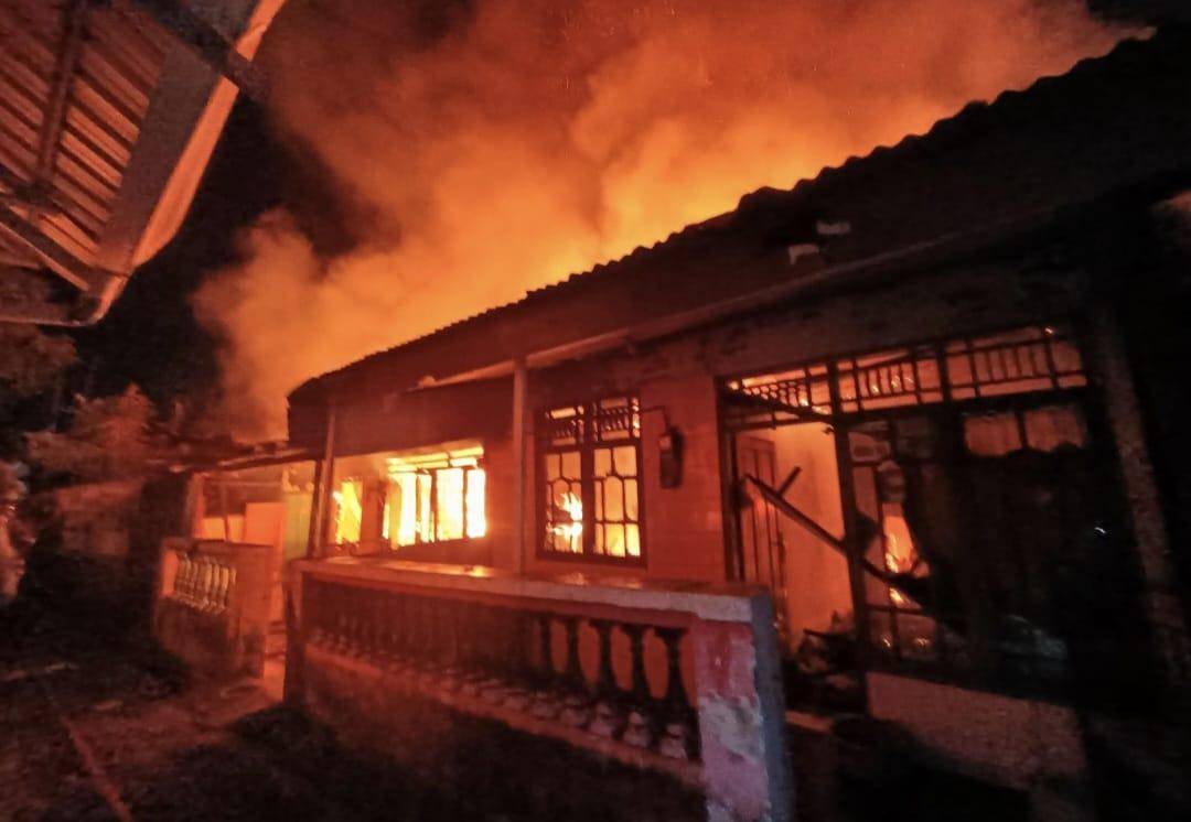 Kebakaran hebat melanda kawasan padat penduduk di Jl. Teluk Bayur, Kelurahan Maccini Sombala, Kecamatan Tamalate, Makassar, Sulawesi Selatan, Sabtu malam (20/9/2025). Dok. IDN Times/BPBD Makassar