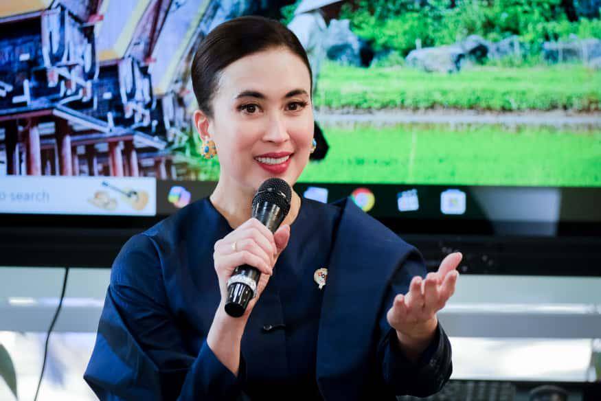 Menteri Pariwisata Widiyanti Putri Wardhana berdialog dengan mahasiswa Poltekpar Makassar dalam agenda Ngobrol Bareng 30 Mahasiswa di Kampus Poltekpar, Sabtu (20/9/2025). (Dok. Biro Komunikasi Kementerian Pariwisata)