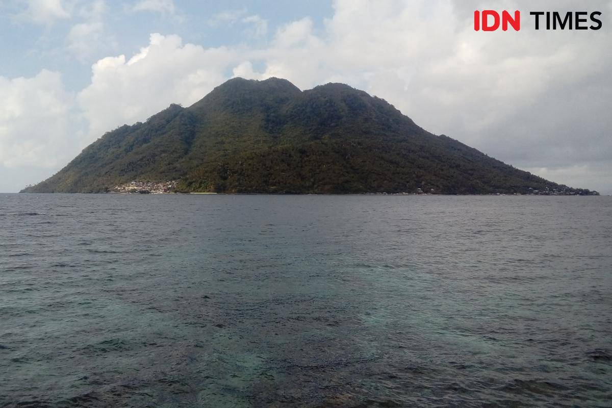 Potret Pulau Hiri dari Pantai Jikomalamo