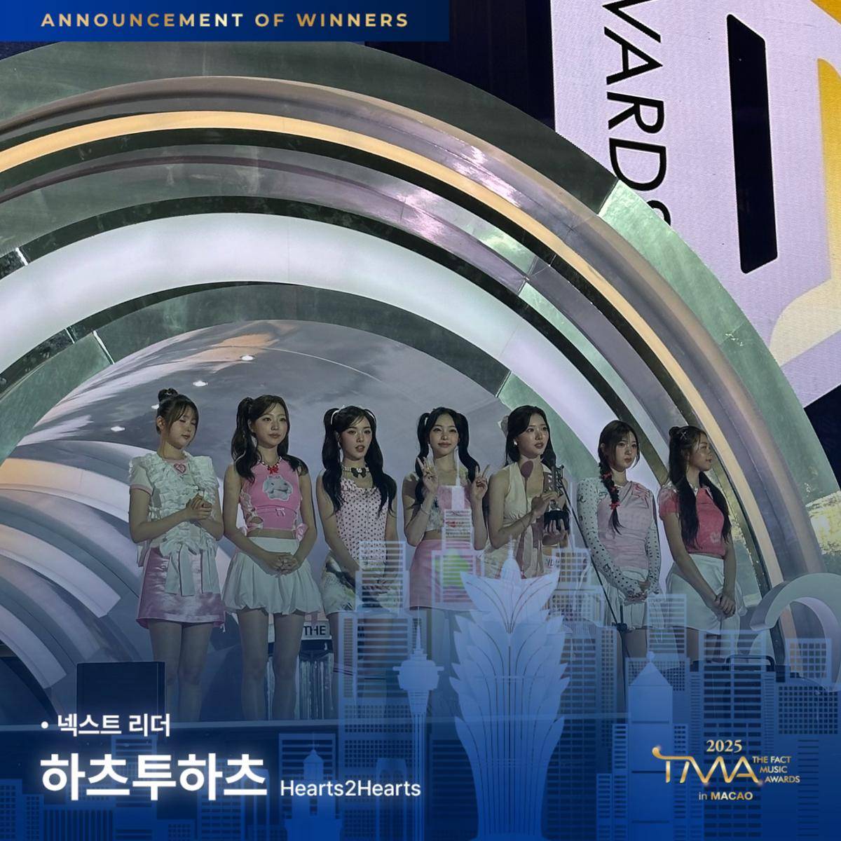 potret Hearts2Hearts di The Fact Music Awards 2025 (X.com/thefact_TMA)