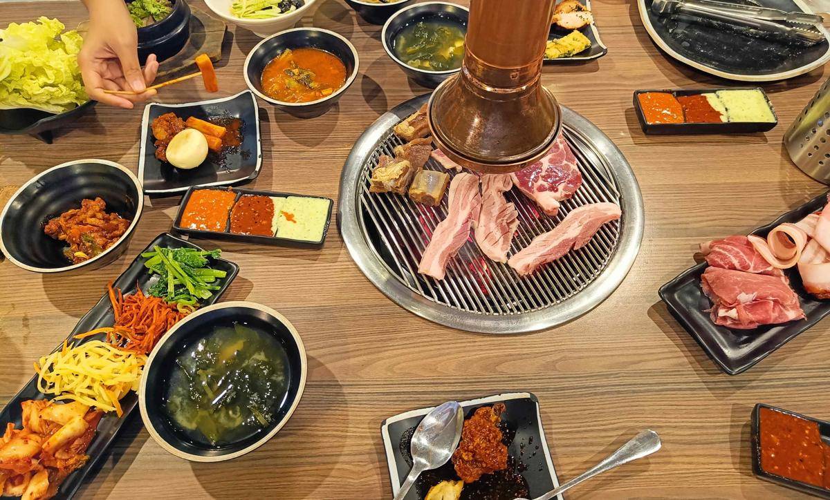 ilustrasi full set samgyeopsal (vecteezy.com/Witsanu)