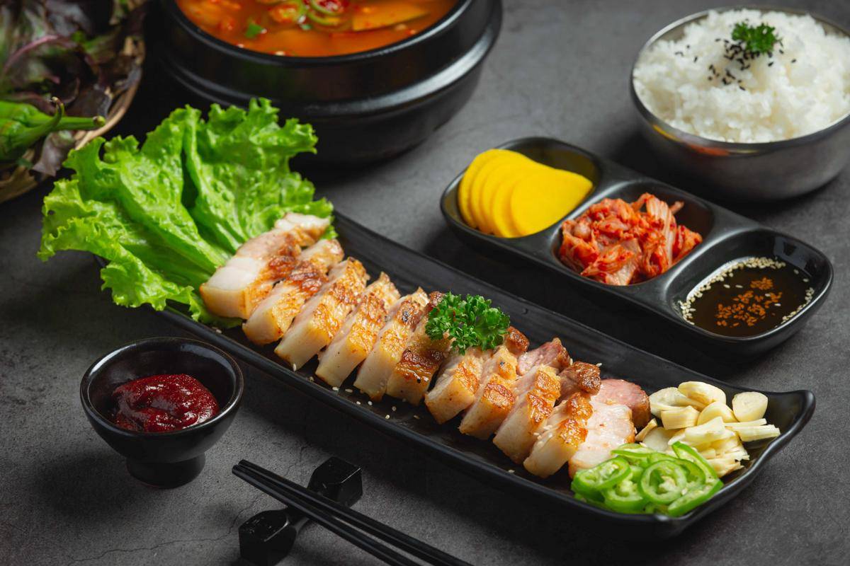 ilustrasi samgyeopsal (vecteezy.com/Artit Oubkaew)