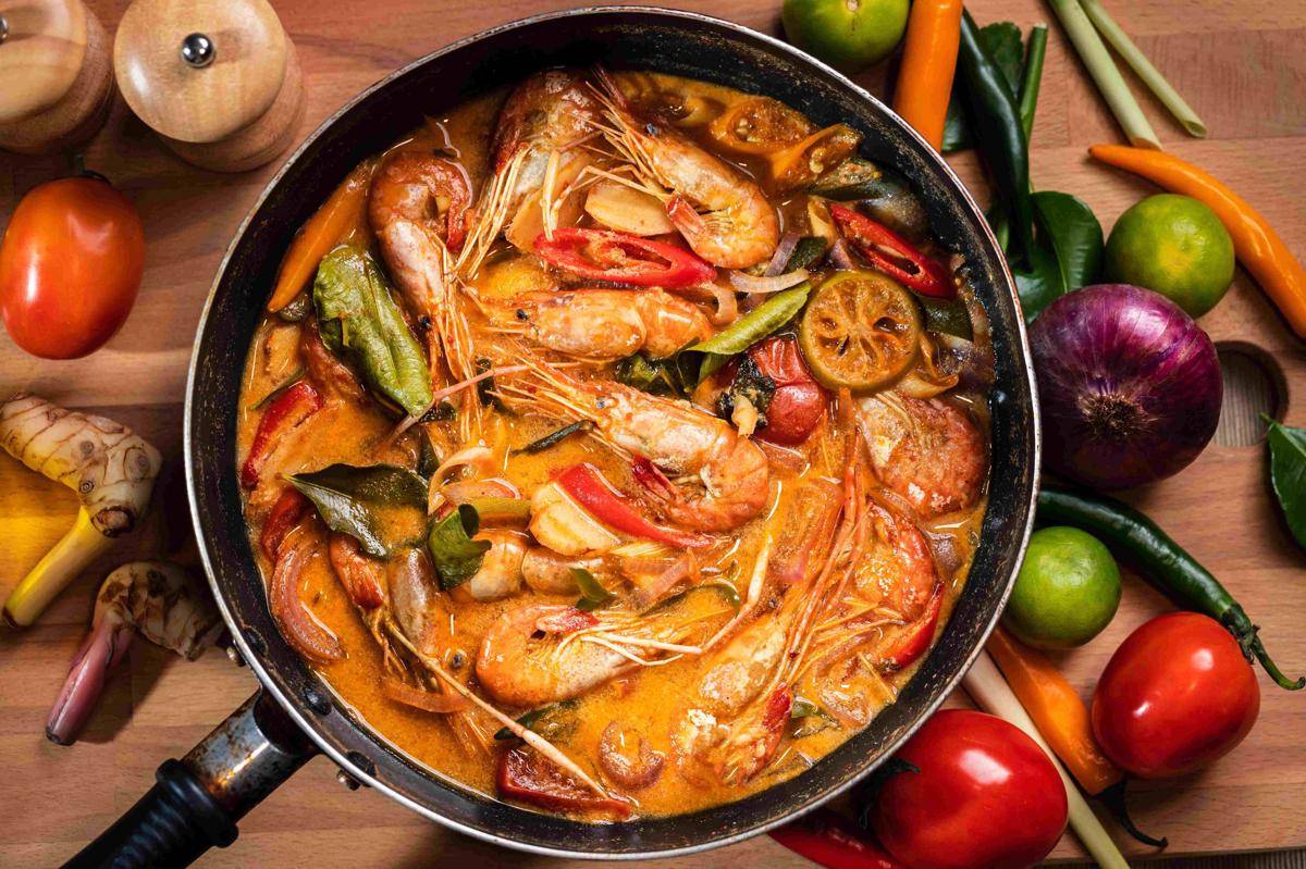ilustrasi tom yum goong (vecteezy.com/kwangkii)