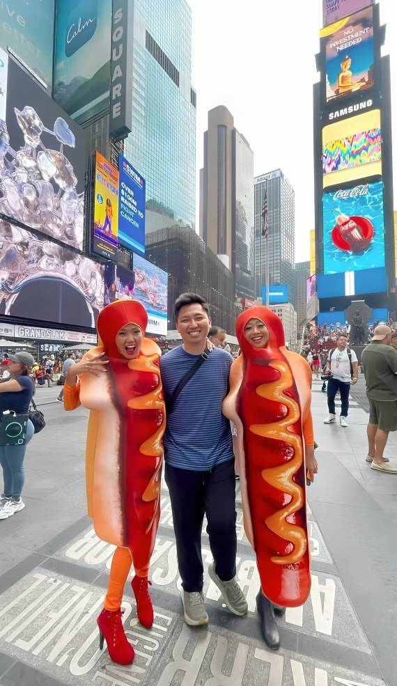 Shanty dan Asri Welas jadi manusia hotdog di Times Square