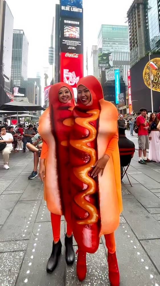 Shanty dan Asri Welas jadi manusia hotdog di Times Square