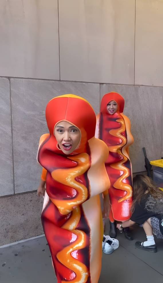 Shanty dan Asri Welas jadi manusia hotdog di Times Square