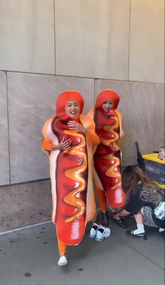 Shanty dan Asri Welas jadi manusia hotdog di Times Square