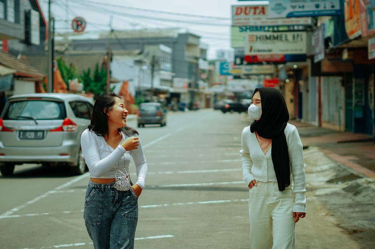 ilustrasi bertemu teman di jalan
