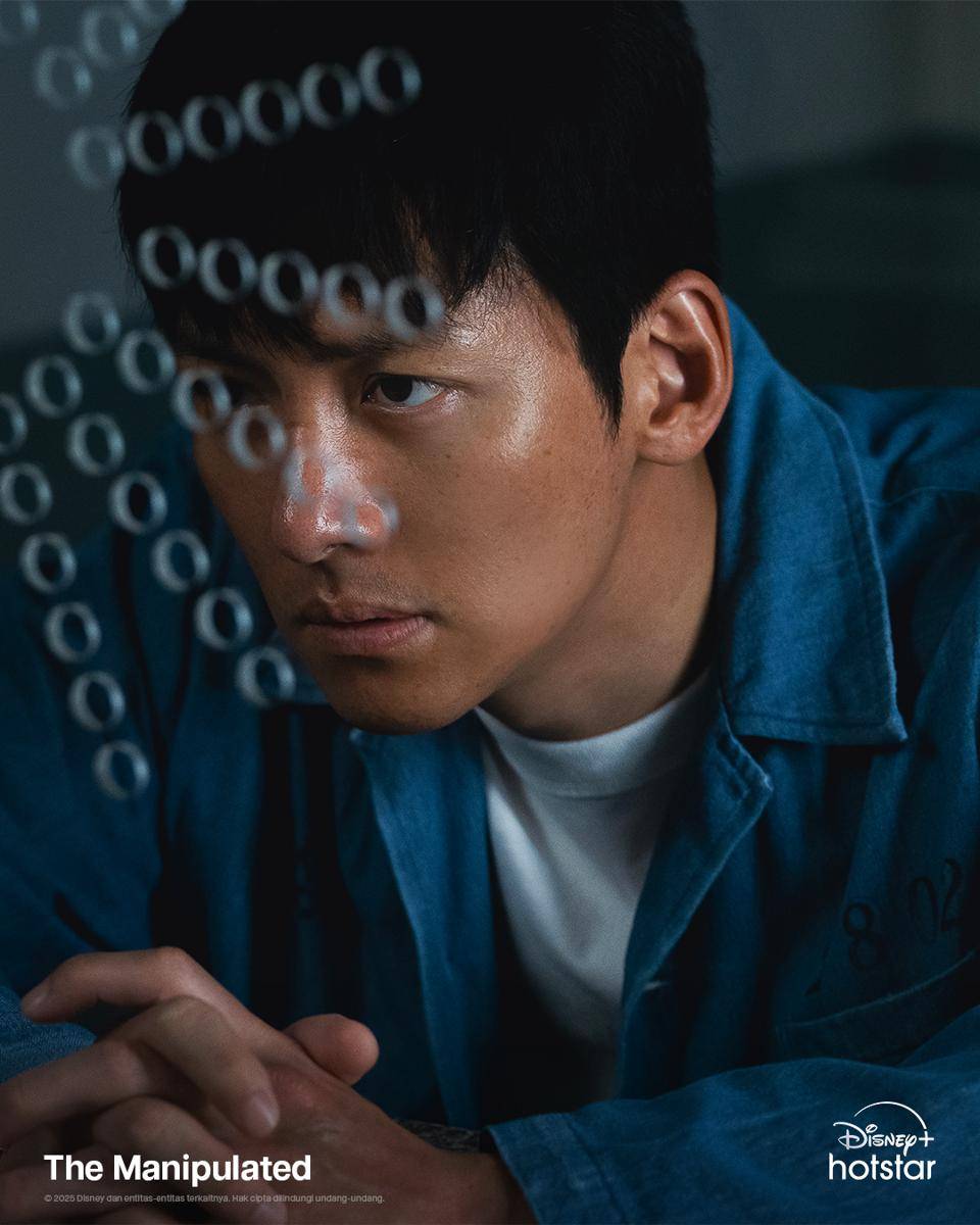 potret still cuts The Manipulated. (X.com/DisneyPlusID)
