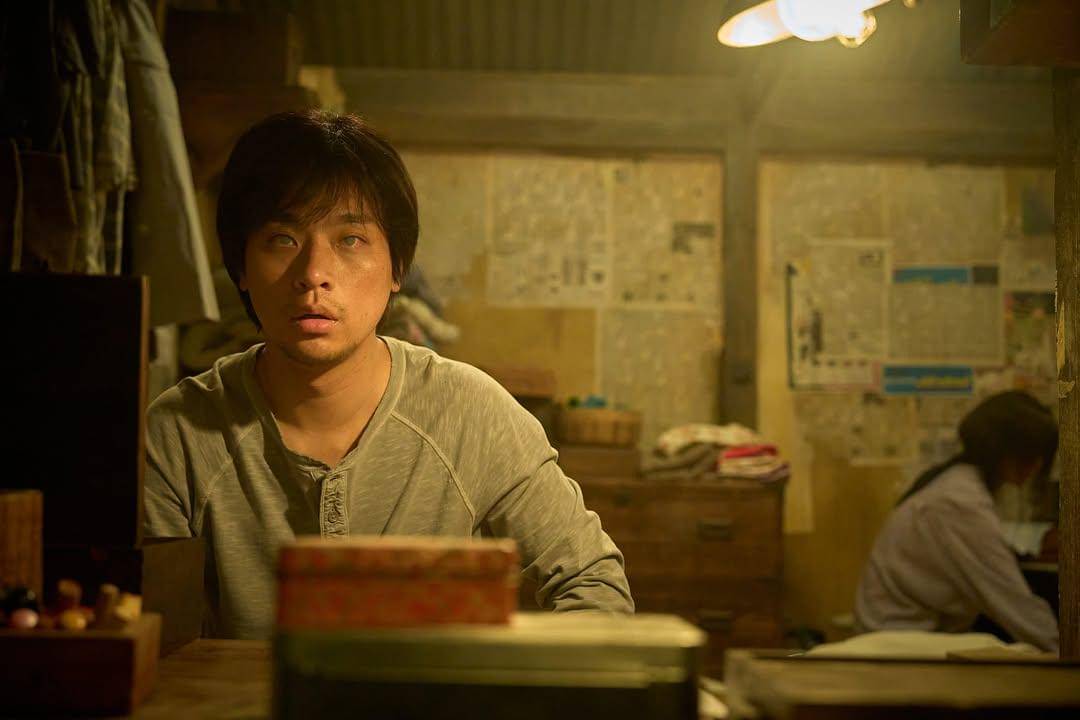 still cut Park Jung Min di film The Ugly (instagram.com/plusm_entertainment)