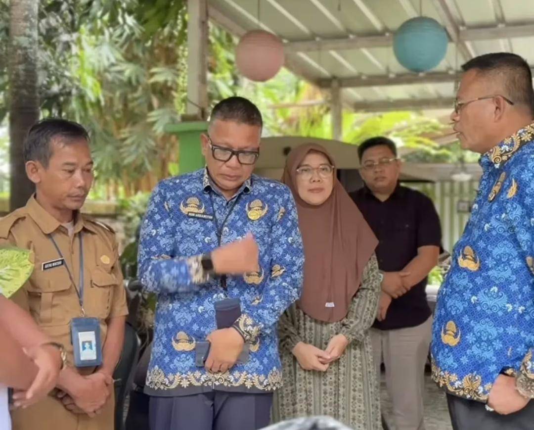 Mediasi pertemuan Kepsek SMPN 1 Prabumulih, Roni Ardiansyah, Satpam Sekolah Ageng, dengan Wali Kota Arlan.