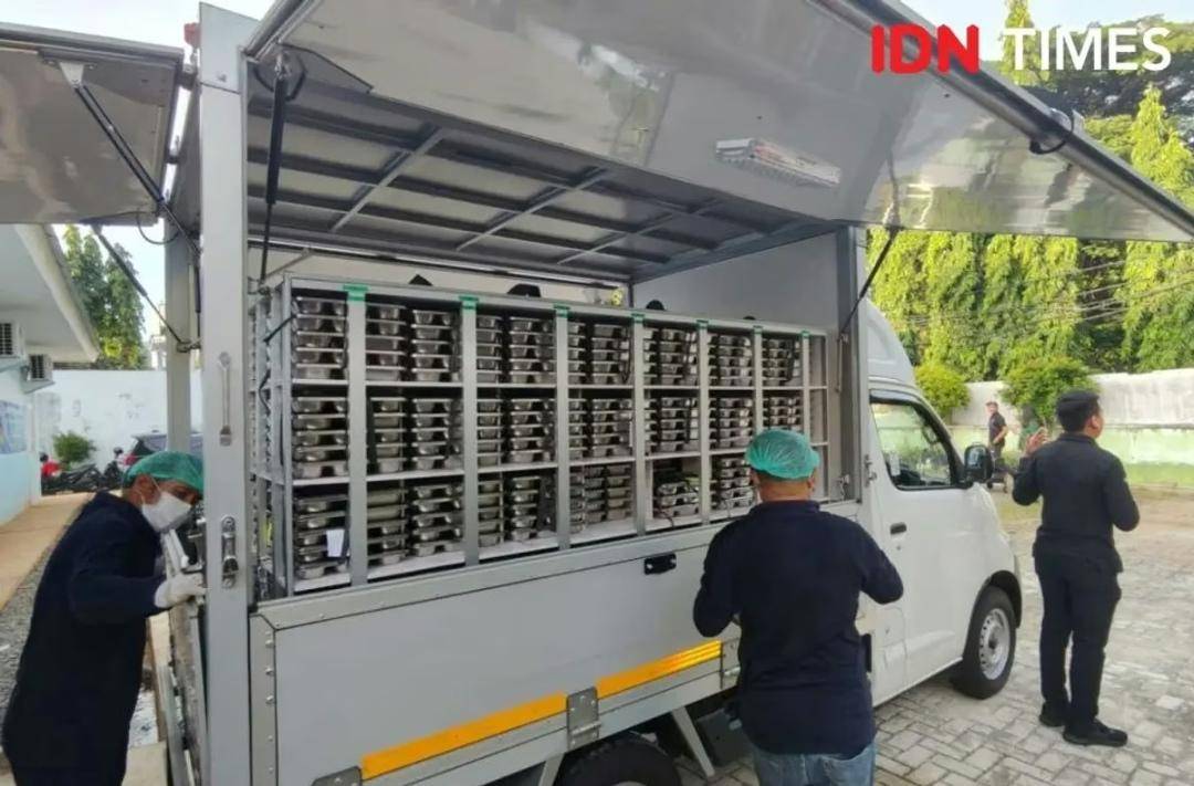 SPPG menyiapkan paket makanan program Makan Bergizi Gratis (MBG) (IDN Times/Yosafat Diva Bayu Wisesa)