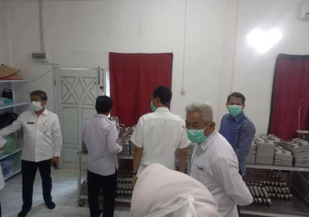 Sekda Kabupaten OKI, Asmar Wijaya saat mlakukan sidak di dapur MBG. (Dok. Istimewa)