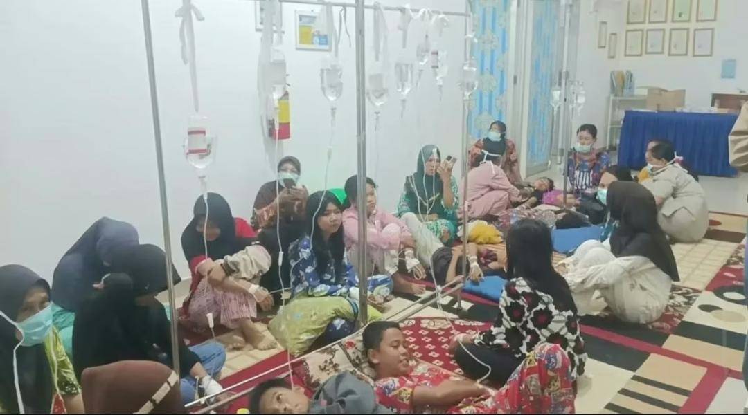 Sejumlah siswa di Pedamaran OKI dìbawa ke Puskesmas diduga keracunan usai santap MBG. (Dok. Warga)