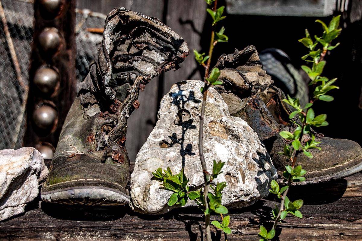 ilustrasi sepatu rusak (pixabay.com/franzehrl)