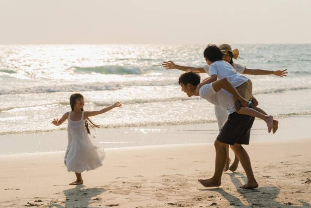 Liburan Bersama Keluarga Di Pantai (freepik.com/tirachardz) 