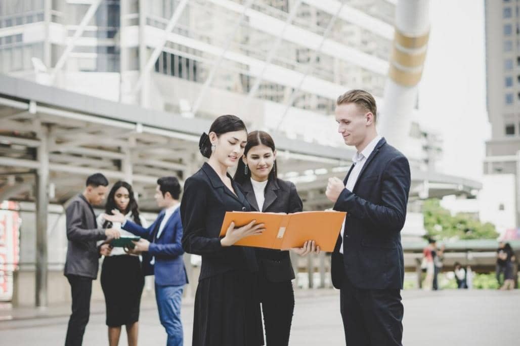 Diskusi (freepik.com/jcomp)