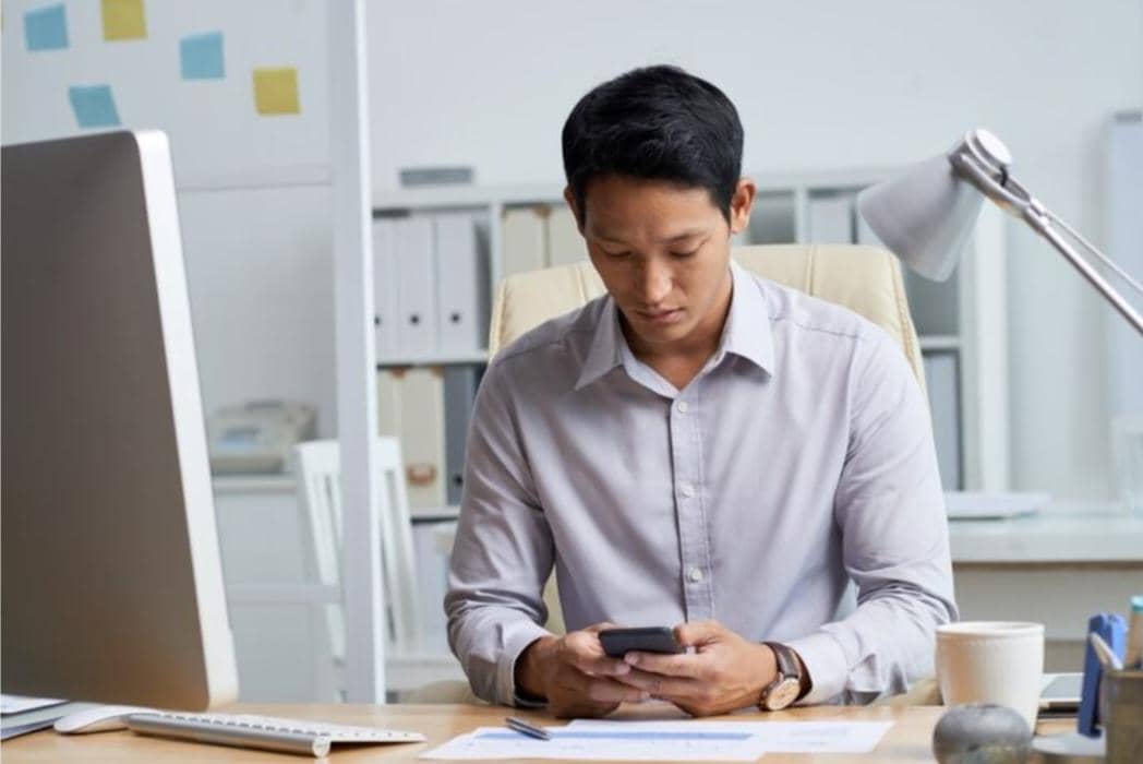 Mengecek Handphone (freepik.com/pressfoto) 