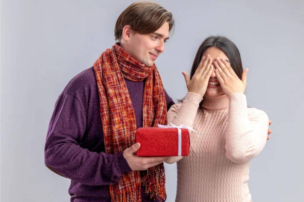 Memberikan Hadiah (freepik.com/stockking) 