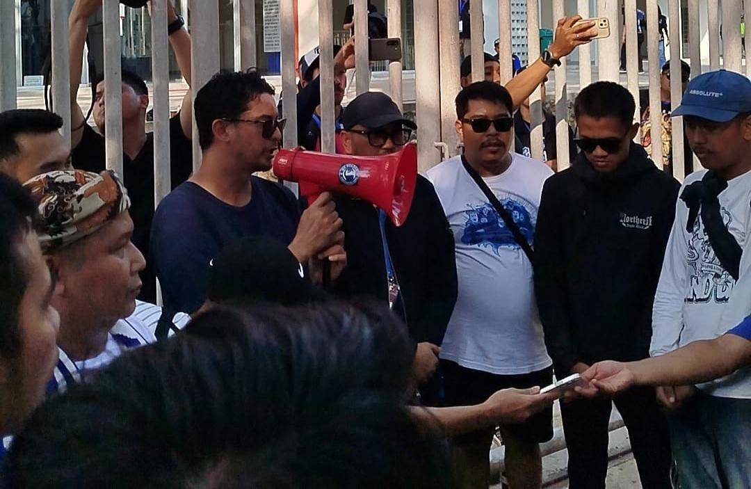 Tobias saat memimpin doa di depan Gate 13 Stadion Kanjuruhan. (IDN Times/Rizal Adhi Pratama)