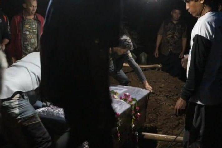 Jenazah Wigih Hartono dimakamkan di TPU Desa Nambak, Kecamatan Bungkal, Kabupaten Ponorogo,. IDN Times/Riyanto.